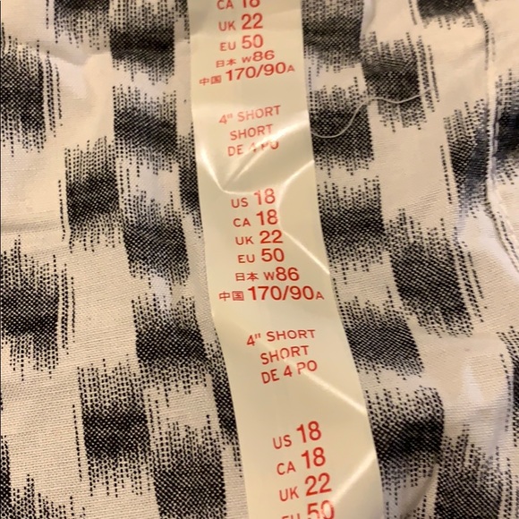 Black/White Patterned Gap 4” Shorts Size 18 - Picture 5 of 5